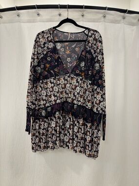 Never worn Free People Floral V-Neck Long Sleeve Tunic Top - Black Multi